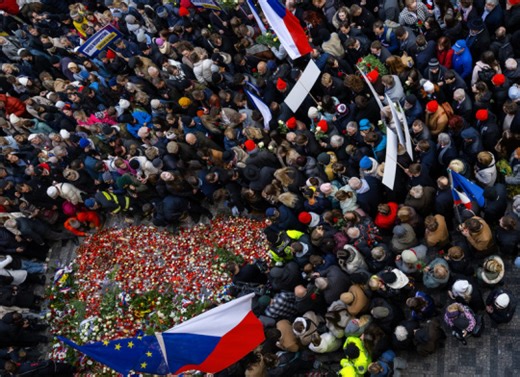 Česko vzpomínalo na roky 1989 a 1939, politiky vítal pískot i potlesk  | ČeskéNoviny.cz