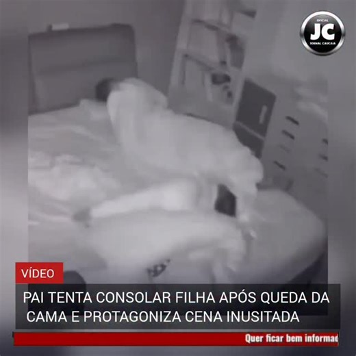 JORNAL CAUCAIA on Instagram: "PAI TENTA CONSOLAR FILHA APÓS QUEDA DA CAMA E PROTAGONIZA CENA INUSITADA Um vídeo que circula nas redes sociais mostra um momento impressionante ocorrido durante a madrugada, quando uma menina caiu da cama enquanto se mexia durante o sono. O impacto da queda acordou o pai, que dormia ao lado e foi alertado pelo choro alto da criança. Nas imagens, o homem se levanta rapidamente para socorrer a filha, pega a menina no colo e tenta se afastar da beira da cama. No entan