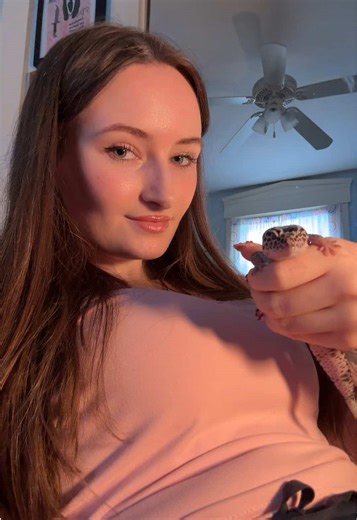 still teaching margo how to tiktok #leopardgecko #gecko #lizard #fyp #RoadtoClubhouse