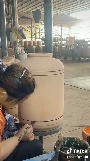 Ceramic Artist Draws Only Lines on Porcelain