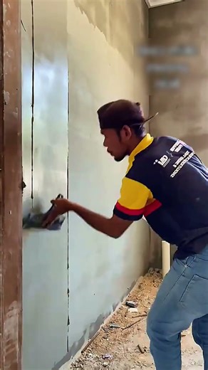 This Wall Plaster Finishing Trowel Creates Perfectly Smooth Walls