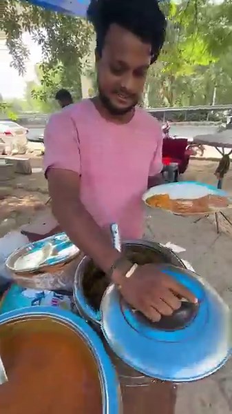 You will have to come to the sofa to eat 🤩 #trend #trending #food #dillistreetfood #foodtrends