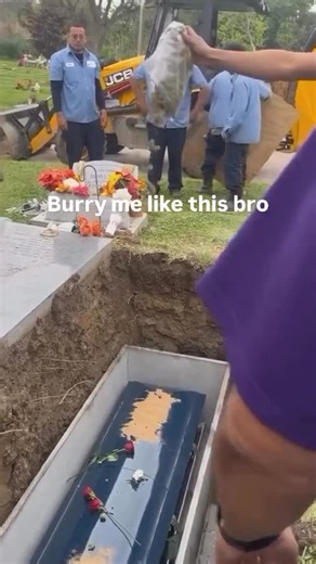 The Yart Connoisseur on Instagram: "日本利用压电瓷砖将脚步转化为电能。这些瓷砖捕捉来自你脚步的动能。当你行走时，你的重量和动作会对瓷砖产生压力。瓷砖会轻微弯曲，从而产生机械应力。瓷砖内部的压电材料将这种应力转化为电能。每一步都会产生少量电荷，而数百万步结合在一起就能产生足够的电力来驱动 LED 灯、数字显示屏和传感器。在像涩谷车站这样繁忙的地方，每天大约有 240 万个脚步为这一系统作出贡献。这些电能可以被储存或立即使用，从而减少对传统电力来源的依赖，并支持可持续的城市基础设施。这种方法将日常运动转化为实用的可再生能源 #日本 #知识 #事实 #你知道吗 #推荐 #科技 #创新 #历史 #技术 #实验 #热门"