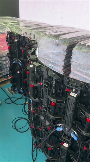 Maxtop LED Display on Instagram: "New 2‑in‑1 beam for the AU‑50 flexible LED rental screen—now in testing. One beam handles both hanging and ground‑stack installs, cutting rigging time and truck space. Pair it with AU‑50’s ±22.5° per cabinet flexibility for S‑shapes, concave/convex curves, waves, and fast cylindrical builds. #flexibleLEDscreen #RentalLEDScreen #hangingLEDscreen #rigging #eventLEDscreen #maxtopled #leddisplayfactory"