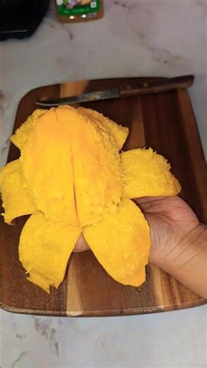 Easy way to peel a mango 🥭 😋