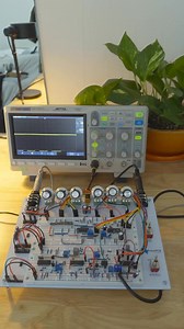 لوحة الـ PCB هي القلب الحقيقي لأي جهاز إلكتروني—عليها بتتركب كل المكونات وبيتم توصيلها بدقة عالية لتحقيق أفضل أداء. تطور تصميم الـ PCB بقى أساس الابتكار في الإلكترونيات الحديثة من السرعة العالية لدوائر القدرة وأنظمة التحكم الذكية. ⚡🔧 لو مهتم بكورس ال pcb تواصل معانا ماسنجر وهنبعتلك كل التفاصيل | Smart Engineers Hub