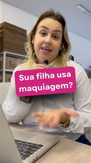 Isabela Pires • Mãe Atópica • Produtos Naturais on Instagram: "Você sabia que um simples gloss pode antecipar a menstruação da sua filha? Pois é… Produtos aparentemente inofensivos, como blush, perfuminho e hidratantes infantis, podem conter substâncias que alteram os hormônios das crianças. Um estudo recente apontou o musk ambrette, uma fragrância comum em cosméticos, como possível causador de puberdade precoce em meninas. 💥 Ele atravessa a pele. 🧠 Estimula o cérebro. ⏰ Faz o corpo acreditar 