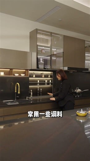 原来在厨房做一个滑动隐藏调料柜这么香！ 橱柜后暗藏调料开放格，同材质滑门一关整洁如新，一拉开合取物超流畅！﻿#厨房收纳 ﻿﻿#调料收纳 ﻿﻿﻿﻿#室内设计师 ﻿﻿#橱柜设计 ﻿﻿ #厨房收纳架