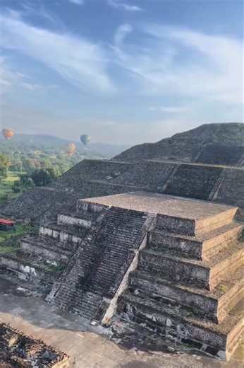 🎈🏜️ Flota sobre pirámides ancestrales y siente la magia del pasado . . . #mexico #viajesyturismo #globoaerostatico #loves_mexico #pyramids #CDMX #piramides #culturismo #visitmexico #agenciasdeviajes #experience #vueloenglobo #viajeenglobo #cdmxlife #viajeenglobo #agenciasdeviajes #experience #cdmxlife #vueloenglobo #balloons #AventuraEnLasAlturas | Teotihuacán Mágico