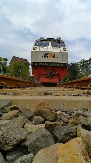 Pemandangan Bawah Kereta Api Sri Tanjung melintas di Rel Flyover Krian Sidoarjo @keretaapi2022