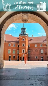 Viaggio a Varsavia, la vivace capitale della Polonia perfetta per un weekend low cost. Ecco un itinerario delle cose da vedere: 📍Stare Miasto: città vecchia Patrimonio UNESCO, perfettamente ricostruita dopo la Seconda Guerra Mondiale. Vai alla ricerca delle Panchine di Chopin che suonano le sue melodie 📍Piazza del Mercato, con le sue facciate colorate e la statua della Sirenetta 🧜‍♀️ 📍Palazzo Reale e Piazza del Castello con la colonna di Sigismondo, eretta nel 1644 in onore del re che trasfe