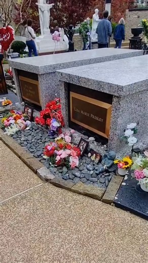 Priscilla Presley might be buried at Graceland after her death near Elvis Presley#foryou #fypviral #elvis #elvispresley #king #usa #tik #for | Celeb Hotshots