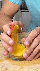 ¿Cómo pelar un mango fácil y rápido? 🥭 ⠀⠀⠀⠀⠀⠀⠀⠀ No me digáis que no es el mejor truco de vuestra vida 🤪😂 me debéis una jajaja | Mario Ortiz Nutrición