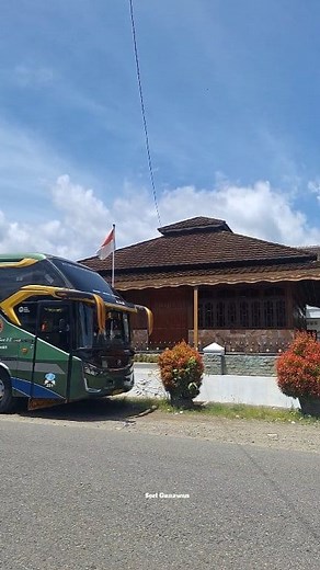 Bus Als 251 Sedang Terparkir Di Tepi Jalan Kotanovan | Sori Gunawan