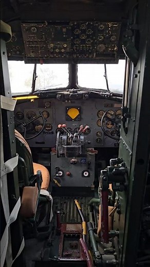 Douglas C-47 Skytrain Cockpit in Museo Aeronáutico de Málaga