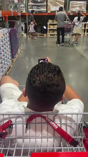 (; •᷄ὤ•᷅)クルド人はコストコのカートに何故、乗るの？ 良い年した大人が、、、