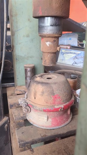 Im in danger!! 30/30 brake chamber disassemble theres a reason they dont have bolt on clamps on the spring side anymore #livingdangerously #braveorstupid #mechaniclife #mechanicsoftiktok #theydontmakethemlikethisanymore