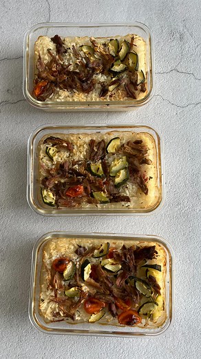 3 marmitas preparadas em 5 minutos com sobras de peru assado! Basta colocar todos os ingredientes em Pirex individuais e levar ao forno a 180graus durante 30 minutos! Acompanhe com uma salada fresca ✨ Gostaria de receber uma plano alimentar mensal desde o pequeno-almoço ao jantar para 1 mês? Escreva a palavra PRIMAVERA nos comentários para receber informações! | Nutricionista Ana Rita Campos