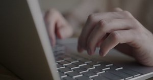 Gros plan sur des mains masculines : vidéo de stock (100 % libre de droit) 1099344925 | Shutterstock