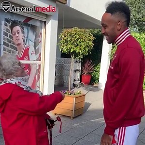 🤩 A true Arsenal legend... meets Aubameyang Pierre-Emerick 😜 When Auba met superfan Maria at the training ground... | Arsenal