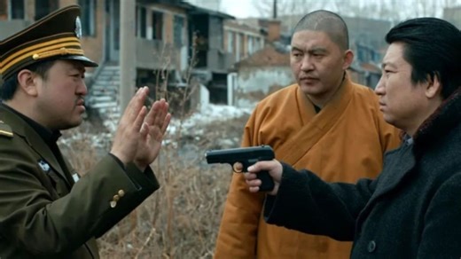 “他明明可以用手枪抢劫，非要用香皂，他真的很绅士” 片子还是很有深度的，这个导演绝对是科恩兄弟和昆订的粉丝！(1)