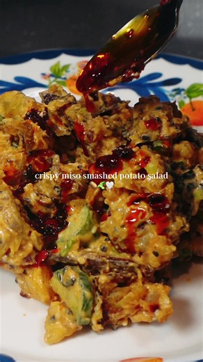 the perfect summer snack CRISPY MISO SMASHED POTATO SALAD 🥔🥒😍 this is the perfect side for any meat dishes and gr8 for meal prep over the week 🤭 Recipe👇 10-12 baby potatoes 1/2 Cucumber Salt, pepper, paprika Spring onion Olive oil 2-3 tbsp of Coriander 1 tbsp of white Sesame seeds 1 tbsp of black sesame seeds Sauce 3 tbsp of mayo 3 tbsp of yoghurt 1-2 tbsp of chilli crisp 1 tbsp of soy sauce 1½ tbsp of miso paste 1 tbsp of rice wine vinegar ½ tbsp of garlic powder 1. Boil your potatoes in s