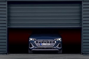 Stromverbrauch kombiniert in kWh/100 km: 22,7–20,6 (NEFZ); 26,0–22,0 (WLTP) / CO₂-Emissionen kombiniert in g/km: 0 // e-tron Sportback 55. ---- Auto.Kino. Die digitalen Matrix LED-Scheinwerfer im Audi e-tron Sportback machen Fahren noch sicherer. Aber auch im Stand demonstrieren sie #VorsprungDurchTechnik. #AudiTogether #Stayhome #FlattentheCurve ---- www.audi.de/DAT-Hinweis | Audi Deutschland