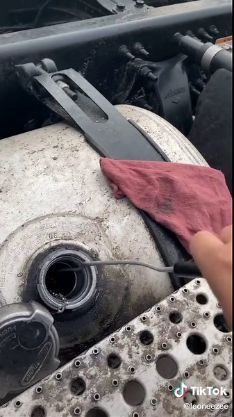 Quick diag for DD15 fuel pump failure #Dieseltech #Diesel #Freightliner #DetroitDiesel #DD15 #California #FYP