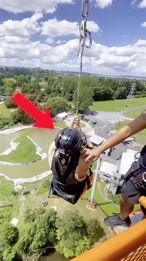 🪂🌄 Trust the Net A girl steps up to the edge of a high platform, ready to drop into a giant net below. It looks terrifying from the outside, like something out of a stunt show 😳. But behind the scenes, everything is heavily supervised. Safety teams check the setup, the net tension is tested, and trained staff guide every step. When she finally jumps, it’s pure adrenaline for a split second… then the net catches her perfectly. No chaos. No danger. Just a controlled thrill and a rush of excitem