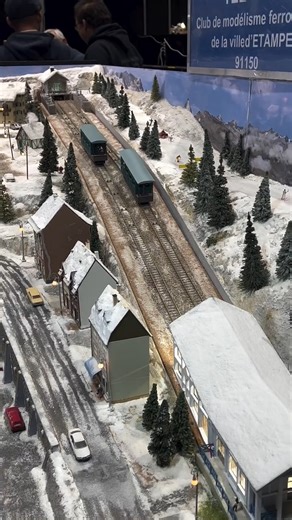 Great build by the Etampes model railway club. Which detail stands out to you? #modelrailway #modeltrain #modeltrains #railwaymodeling #trains #modelrailroad #miniatureworld #trainlayout | Wunderland