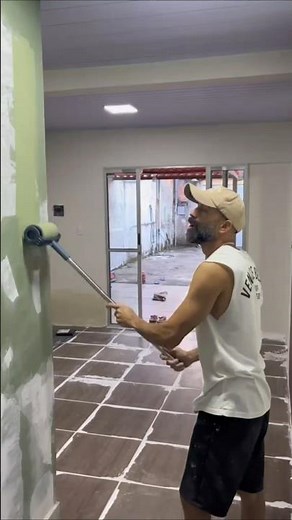 Paint roller with a built-in reservoir 😎