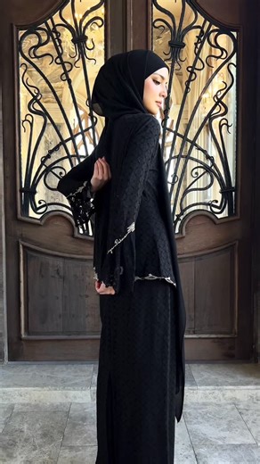 Design Letops No 1 Malaysia on Instagram: "If nak nampak look classic kena ada LEYLA kebaya untuk Raya outfit you alls! Loose cutting and comfy walaupun beraya di kampung halaman yang panas bahang. Kami bagi sekali shawl dan brooch sebagai accessory pelengkap ❤️ Untuk kids pun ada tau! Boleh lah melaram ibu anak hihihi 😘 Pembelian #MajestéSyawalLEEYANARAHMAN dekat butik akan receive voucher RM20 OFF for your next purchase!! ✨ Save the date: 10 January 2026 For booking: Click link in bio ✨ #Maje