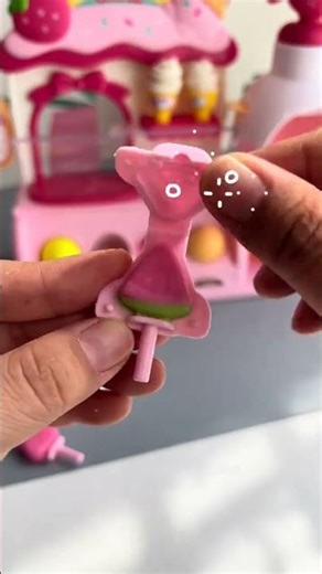 It’s very easy to make colorful clay into various ice cream models. Children really like parent-