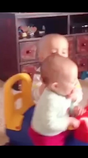 Baby Hits Sibling's Head and Falls Over | Twisting Baby Fight