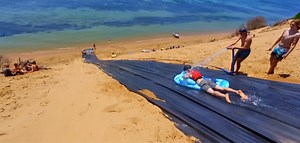 Ce Slip and Slide "on the beach" va bien vous réchauffer !
