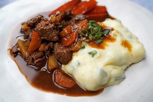 Recept: Goveđi gulaš s Guinness pivom