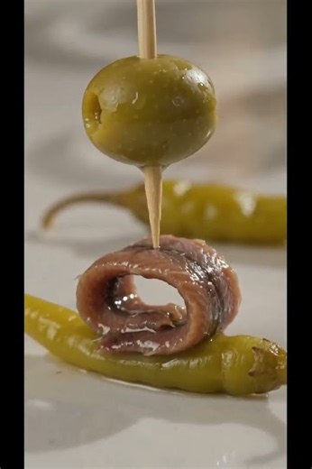 3-Ingredient Spanish Tapa! EASY Basque Gilda Pintxo 🫒🌶️#shorts