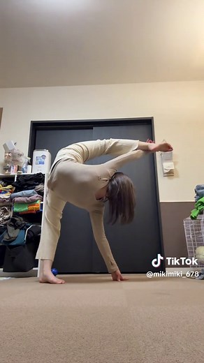 軟体女子のみきが魅せる柔軟体操の世界