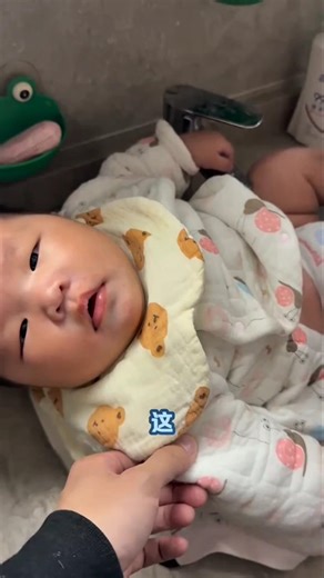 baby pooping 💩 (2) 小孩在大便 #poop #pooping #kidspoop #diapers #尿布 #拉屎 #宝宝在拉屎 #去便便 #孩子在拉屎 #大便 #小孩在大便