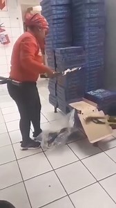 A video that has gone viral online shows a Roman's Pizza employee picking up used boxes from a trash can | Yohh...Do they use these boxes again? 😭👇 | Mzansi Gossip & Drama