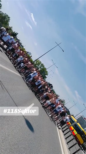 136K views · 996 reactions | Film pochodzi z przemarszu kibiców Legii Warszawa na stadion narodowy naktory rozegrany został mecz finału pucharu Polski z Pogonią Szczecin. #legiawarszawa #legia #cwks #cwks1916 | 118Sektor | Facebook