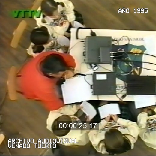 Archivo Audiovisual Venado Tuerto on Instagram: "📡✨El día en que Venado Tuerto habló con el transbordador Discovery El 14 de julio de 1995, siete alumnos del Colegio San Nicolás de Venado Tuerto protagonizaron un hecho histórico: lograron establecer comunicación directa con el astronauta Donald A. Thomas de la NASA, mientras orbitaba la Tierra a bordo del transbordador espacial Discovery, en la misión STS-70. 🚀 Aquella conexión, realizada a través del programa SAREX (Shuttle Amat