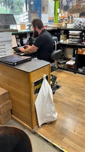 Segona Ocasio on Instagram: "Hoy Alexis entra con cara de “mira lo que encontré”. Un pedazo de recipiente que parecía cobre… pero claro, en Segona Ocasió nada es lo que parece hasta que lo probamos. 🧲 Imán: no se pega. 👂 Sonido: suena a cobre. 🧪 Y yo, con mi mente científica (y cero instinto de supervivencia), decido rayarlo para comprobarlo. 💥 Efectivamente: ERA COBRE. 🥴 Hasta que aparece mi padre y me regala un collejón que me dejó el PH del alma alterado. Moral del día: 👉 En Segona Ocas