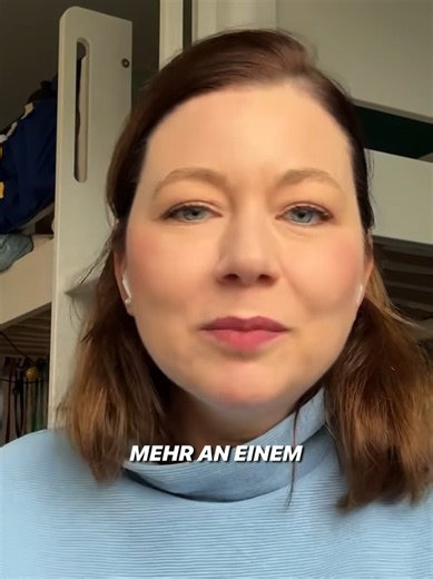 Eine Spritze. 1.800 Euro. Und die Solidargemeinschaft zahlt. Aber warum kostet moderne Medizin eigentlich so viel? Wer legt diese Preise fest? Was kostet wirklich die Forschung und was kostet am Ende vor allem das System? Und warum wird an Therapien für Milliardenmärkte geforscht, während günstige Medikamente wirtschaftlich kaum interessant sind? Die entscheidende Frage ist: Wo entstehen die Kosten und wer verdient daran? 🎙Unheilbar Gesund