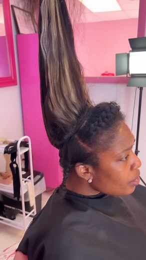 Before invisible ponytails we had this. This used to be my favorite Quickweave in 2006. Quick simple natural ponytail with a pop of color. The girls are bringing all the old school styles back and I’m loving it as a stylist. She’s natural. #quickweaveponytail #natural #itsalook #itsalookbysade #quuckweave #hairlife #hairnbeautydirectory #alabamahairstylist #travelingstylist | Sade' Hudspeth