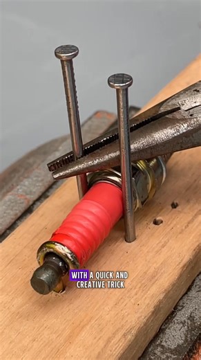 The genius mechanic’s simple trick 🔧💡 Never lose your spark plugs again! #USA #GarageHack #SmartMechanic | DIY BUGS