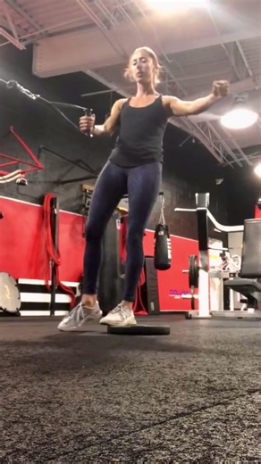 Cable 1-Leg RDL on Plate #SingleLegTraining #Proprioception