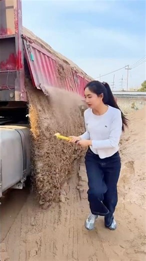Nữ tài xế ben đổ cát vào bãi, nữ tài xinh đẹp và làm việc thật chăm chỉ #truckdriver #automobile