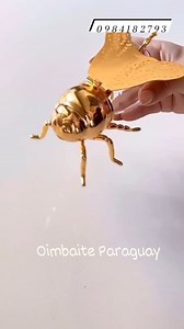 31K views · 302 reactions | Tarro de miel en forma de abeja. Material metal dorado y vidrio. Incluye cuchara. Gs. 125.000 Contactanos https://wa.me/595984182793  Pedidos al WhatsApp (link en el perfil) Envíos a todo  ⚠️Los precios y la disponibilidad sujetos a modificaciones sin previo aviso. | Oimbaite Paraguay | Facebook