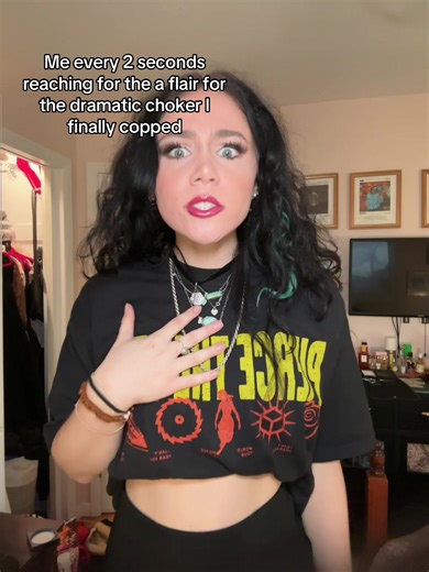 Likeee don’t mind me I’m just reaching for MY OWN necklace (to make sure it’s still there what a precious gem) #piercetheveil #piercetheveiltok #piercetheveilband #vicfuentes #ichytour